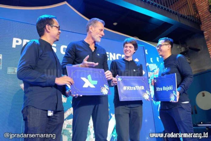 XTRAREJEKI: Dari kiri ke kanan, Group Head Commercial GTM XL Axiata, Rahmadi Mulyohartono, Direktur Komersial XL Axiata, Allan Bonke, Chief Marketing Officer XL Axiata, David Arcelus Oses, dan Group Head Mass Segment XL Axiata, Bernard Ho dalam acara peluncuran Paket Baru Xtra Rejeki “Tunjangan Hadiah Ramadan” di Jakarta, Kamis (2/5). Paket Xtra Rejeki merupakan paket data terbaru dan pertama di Indoesia yang memberikan cashback hingga Rp 1,2 Juta yang bisa digunakan untuk membeli smartphone. (XL)