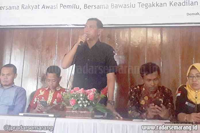 5 - KANAN PILKADA_rsz KOORDINASI: Ketua Bawaslu Demak Khoirul Saleh didampingi anggota saat mengisi rakernis kemarin.(WAHIB PRIBADI/RADARSEMARANG.COM)