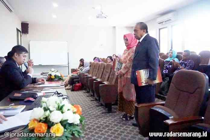 5 - KIRI DOKTOR_rsz CUMLAUDE: Proses yudisium Program studi S3 Doktor Manajemen FEB UKSW kemarin diikuti oleh dua mahasiswa yakni Suhendrojono dan Damiasih.(ISTIMEWA)