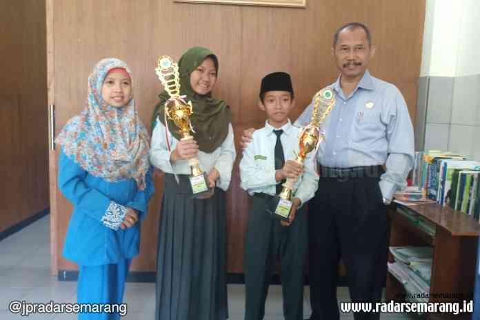 BOKS (3)_rsz SIAP WAKILI SEMARANG : Agil Syafiq Al Mansur dan Alifatul Tadkhiro bersama Kepala SMP IT PAPB Ramelan. (ADENNYAR WYCAKSONO/RADARSEMARANG.COM)