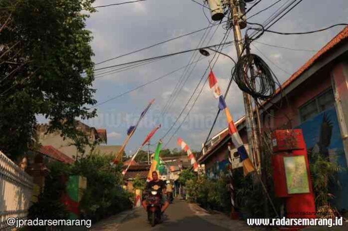 SEMRAWUT: Jaringan kabel PLN, Telkom dan perusaahan provider internet di Kampung Pelangi, Randusari, Semarang Selatan. (NUR CHAMIM/RADARSEMARANG.COM)