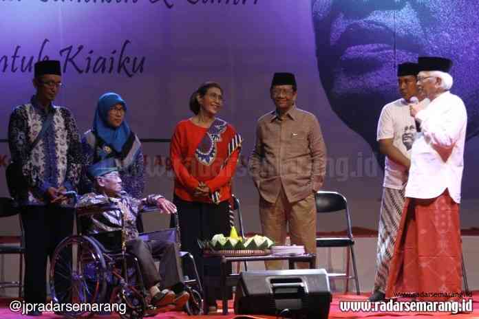 GUS MUS_rsz HARLAH : Menteri Kelautan dan Perikanan Susi Pujiastuti, Sinta Nuriyah Wahid, mantan ketua MK, Mahfudz MD dan tokoh lainnya turut hadir dalam acara 75 Tahun Gus Mus “Persembahan Sahabat dan Santri untuk Kiaiku” di Kompleks Klenteng Sam Poo Kong, Semarang, Rabu (15/8). (ADITYO DWI/RADARSEMARANG.COM)