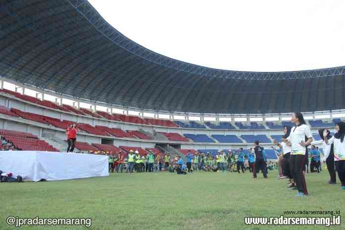 Jatidiri (2)_rsz UJICOBA: Pegawai Dinas Kepemudaan, Olahraga dan Pariwisata Jawa Tengah senam bersama di Stadion Jatidiri Semarang bersama sejumlah pekerja proyek, Jumat (9/8). (Sigit Andrianto/RADARSEMARANG.COM)
