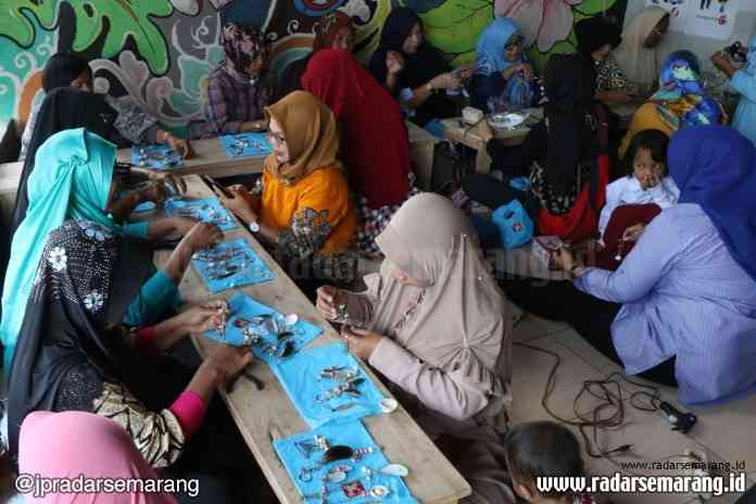 KERAJINAN KULIT KERANG_NURCHAMIM (2)_rsz KERAJINAN KULIT KERANG: Kesatuan Nelayan Tradisional Indonesia bekerja sama dengan Dinas Koperasi Kota Semarang mengadakan pelatihan membuat kerajinan atau handycraft berbahan dasar kerang laut di Rumah Baca Kampung Tambaklorok, Semarang Utara kemarin (8/8).(Nur Chamim/RADARSEMARANG.COM)