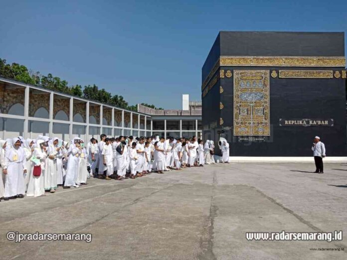 LATIHAN TAWAH : Siswa SMPIH bersiap melakukan latihan tawaf di tempat manasik haji Fatimah Zahra.(TAUFIK RIKHOYADI/RADARSEMARANG.COM)