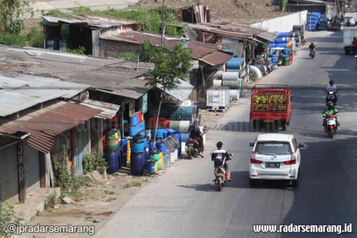 PKL BANDEL: PKL Bugangan dan Rejosari, Semarang Timur yang masih bertahan di bantaran Sungai Banjir Kanal Timur. Minggu depan, Dinas Perdagangan berencana merelokasi paksa para PKL tersebut. (ADITYO DWI/RADARSEMARANG.COM)