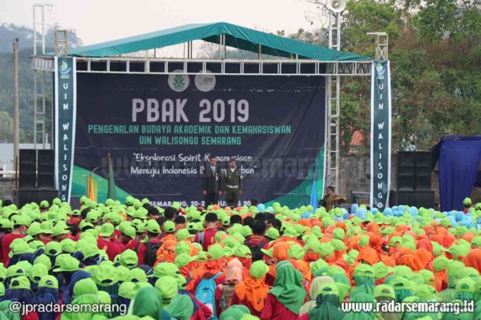 FLASHMOB : Ribuan mahasiswa baru melaksanakan flashmob pada puncak acara PBAK di kampus III UIN Walisongo, Kamis (22/8) kemarin. (Dewi Akmalah/RADARSEMARANG.COM)