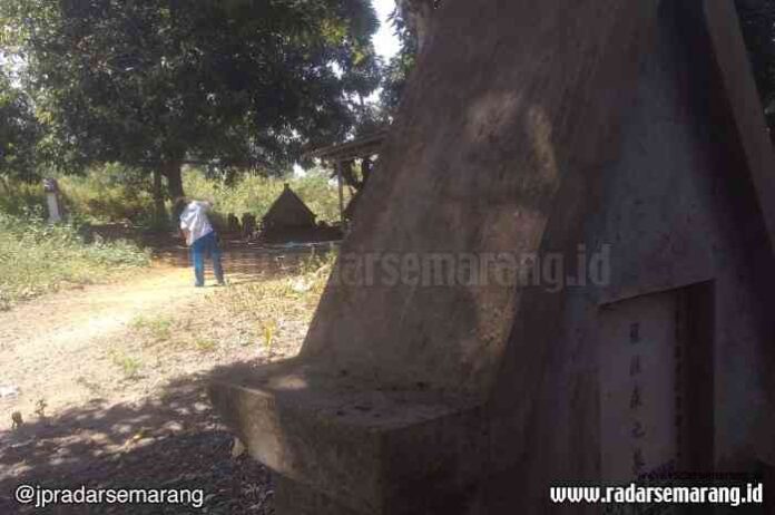 TIDAK SERAM: Batu nisan makam China bertebaran di antara permukian warga Kampung Karanggawang Lama, Sendangguwo, Semarang.(DICKY ABDILLAH/RADARSEMARANG.COM)