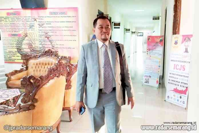 boyamin diperiksa_rsz SIAP DIPERIKSA LAGI : Koordinator MAKI Boyamin Saiman saat keluar dari ruangan penyidik di Polrestabes Semarang.(M HARIYANTO/RADARSEMARANG.COM)