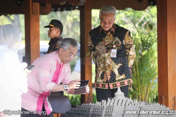 KUNJUNGI BOROBUDUR: Raja Malaysia Yang di-Pertuan Agong XVI memotret replika Candi Borobudur didampingi Gubernur Jateng Ganjar Pranowo. (kanan) Raja Malaysia bersama permaisuri dan ketiga putrinya berfoto bersama Ganjar dan istrinya.(ISTIMEWA)