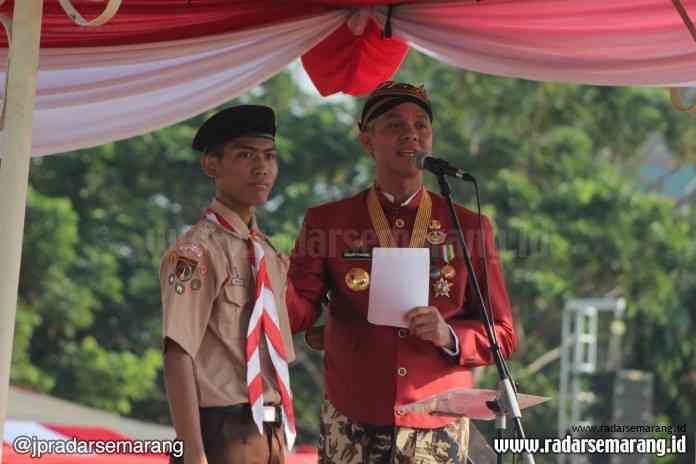 foto a1_rsz SAMPAIKAN PESAN IBU: Siswa SMK Jateng Fajar Jaka Surya, putra buruh tenun asal Pemalang akhirnya bisa bertemu Gubernur Jateng Ganjar Pranowo saat upacara HUT ke-69 Provinsi Jawa Tengah di Lapangan Pancasila, Simpang Lima, Semarang, kemarin.(ADITYO DWI/RADARSEMARANG.COM)