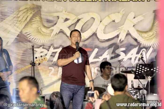 musik rock_rsz BERI FASILITAS: Wali Kota Hendrar Prihadi nyanyi bareng dengan komunitas rock.(Humas Pemkot Semarang)
