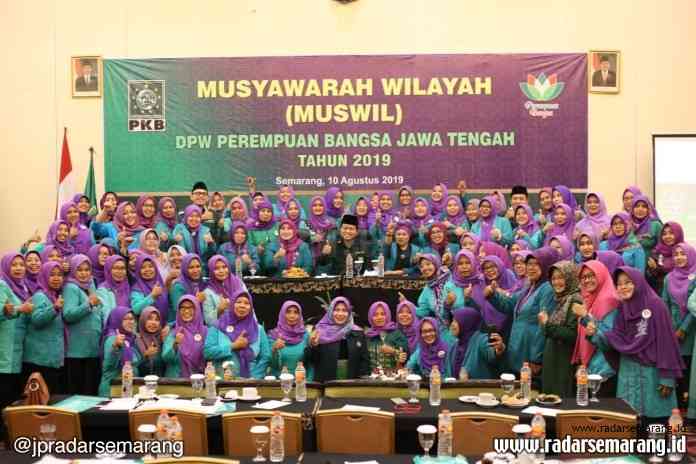 muswil_rsz MUSWIL: Kader perempuan PKB yang tergabung dalam Perempuan Bangsa melakukan foto bersama di sela-sela agenda Muswil kemarin.(Miftah/RADARSEMARANG.COM)