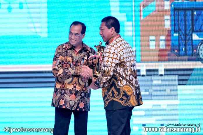 _20190915_115844_rsz PRESTASI : Wali Kota Magelang Sigit Widyonindito menerima penghargaan Wahana Tata Nugraha (WTN) kategori kota sedang tahun 2019.(ISTIMEWA)