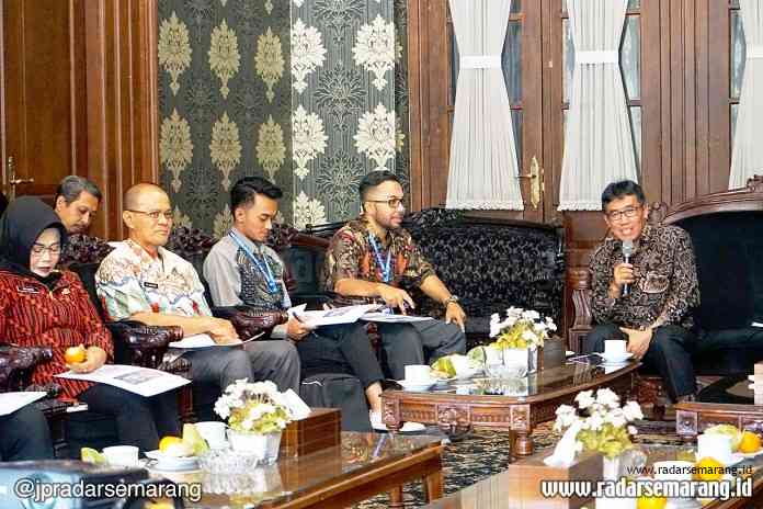 5 - BAWAH SALATIGA okeee_rsz KOTA CERDAS: Wakil Wali Kota Salatiga, Muh Haris  menyambut kehadiran Tim Penilai Rating Kota Cerdas Indonesia (RKCI) untuk Kota Salatiga, di Rumah Dinas Wali Kota, kemarin.(ISTIMEWA)