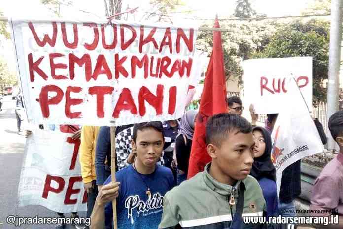 5 - FOTO A DEMO_rsz TURUN KE JALAN: Mahasiswa yang tergabung dalam Solidaritas Mahasiswa untuk Demokrasi turun ke jalan menuntut ewalisasi Reforma Agraria.(DINAR SASONGKO/RADARSEMARANG.COM)