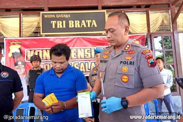 5 - FOTO B BOBOL_rsz SPESIALIS: Tersangka pembobolan toko ketika dimintai keterangan di Mapolres Salatiga kemarin.(DINAR SASONGKO/RADARSEMARANG.COM)
