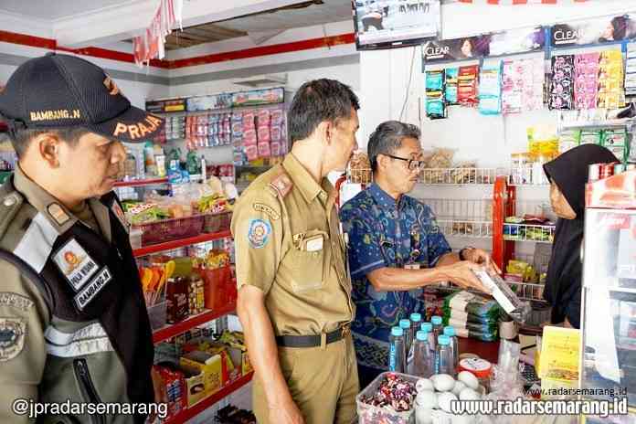 5 - FOTO B ROKOK_rsz OPERASI CUKAI: Petugas Satpol PP Kota Salatiga menggelar operasi pemberantasan barang kena cukai ilegal di seluruh wilayah kecamatan di Kota Salatiga.(ISTIMEWA)