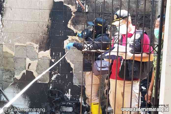 5 - KANAN LABFOR_rsz SELIDIKI: Tim Labfor Polda Jateng memeriksa lokasi kebakaran gudang obat DKK Salatiga kemarin.(ISTIMEWA)