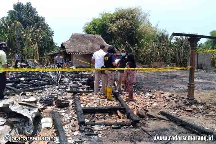 5 - LABFOR_rsz SELIDIKI KEBAKARAN: Tim Labfor Mabes Polri menyelidiki penyebab kebaran yang meludeskan sembilan rumah di Dusun Leban, Desa Johorejo. (IST)