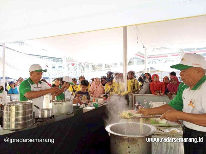 RELA ANTRE MAKANAN : Ribuan warga Semarang sedang mengantre di acara festival mi dan jajanan di halaman Balai Kota Semarang, Minggu (1/9) kemarin. (Maria Novena/RADARSEMARANG.COM)