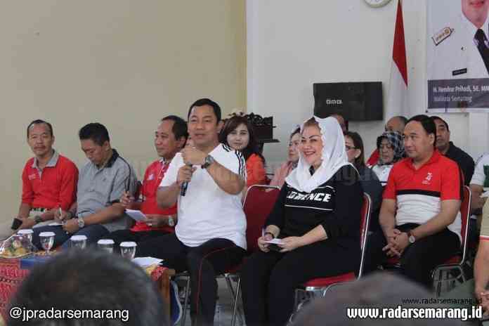 Hendi Dialog dengan Warga Peterongan (9)_rsz DIALOG : Wali Kota Semarang, Hendrar Prihadi dan Wakil Wali Kota Semarang, Hevearita G Rahayu berdialog dengan warga Kelurahan Peterongan, Semarang Selatan, Jumat (13/9) kemarin.(Maria Novena/RADARSEMARANG.COM)