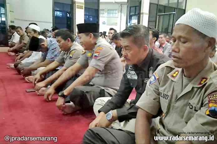Istisqo_rsz BERHARAP HUJAN: Ratusan personel Polrestabes Semarang menggelar doa istisqo di Mashjid Al Hidayah Mapolrestabes kemarin. (Agus Hariyanto/RADARSEMARANG.COM)