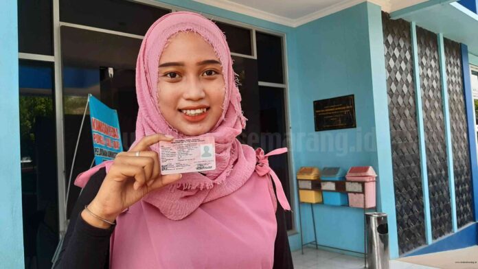 KIA: Salah seorang anak menunjukkan KIA.(ALIEF MAULANA / RADARSEMARANG.COM)