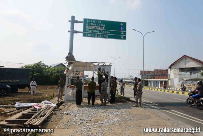 LANGGAR PERDA: Petugas Satpol PP Kota Pekalongan membongkar lapaK penjualan tiket bus milik warga.(ALIEF MAULANA /RADARSEMARANG.COM)