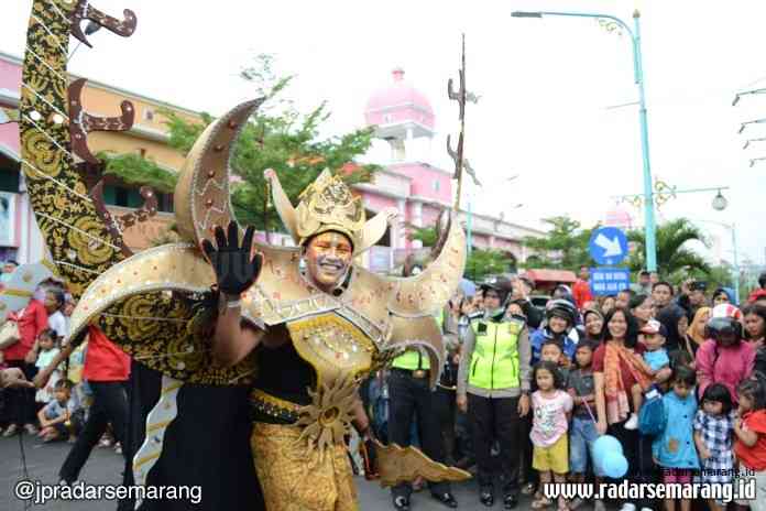 Maba UKSW_rsz KARNAVAL OMB: Salah seorang mahasiswa baru mengenakan kostum megah saat karnaval maba UKSW Sabtu (14/9). (ISTIMEWA)