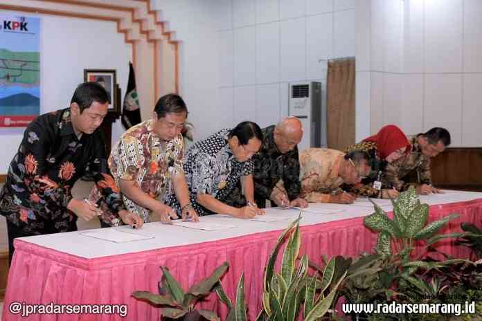 banner_rsz KOMITMEN: Wali Kota Semarang Hendrar Prihadi (paling kiri) saat menandatangani peraturan bersama pendidikan antikorupsi di Bale Tawang Arum, kompleks Balai Kota Surakarta kemarin. (DOKUMEN)