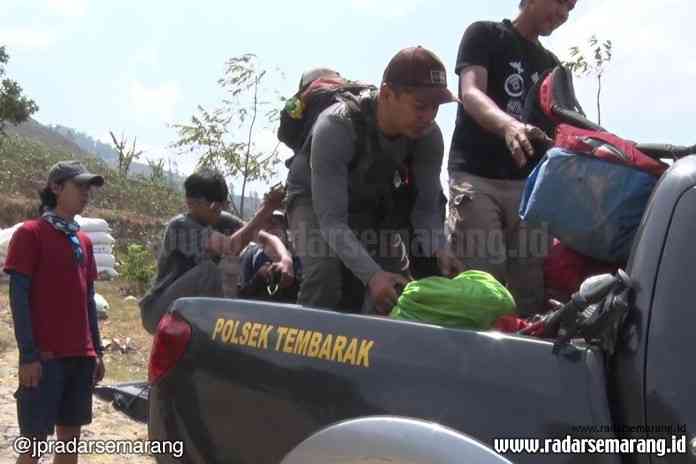 evakusas_rsz SUMBING TERBAKAR: Para pendaki Gunung Sumbing saat dievakuasi oleh para petugas.(TABAH RIYADI / RADARSEMARANG.COM)