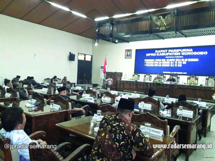 BAHAS ATURAN : Rapat paripurna DPRD Kabupaten Wonosobo mulai membahas tata tertib dan kode etik anggota dewan.(Sigit Rahmanto/RADARSEMARANG.COM)