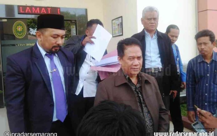gugatan prof suteki lawan undip-joko susanto (1) PERBAIKAN GUGATAN : Prof Suteki didampingi tim hukumnya usai melaksanakan agenda perbaikan gugatan di PTUN Semarang.(JOKO SUSANTO/RADARSEMARANG.COM)