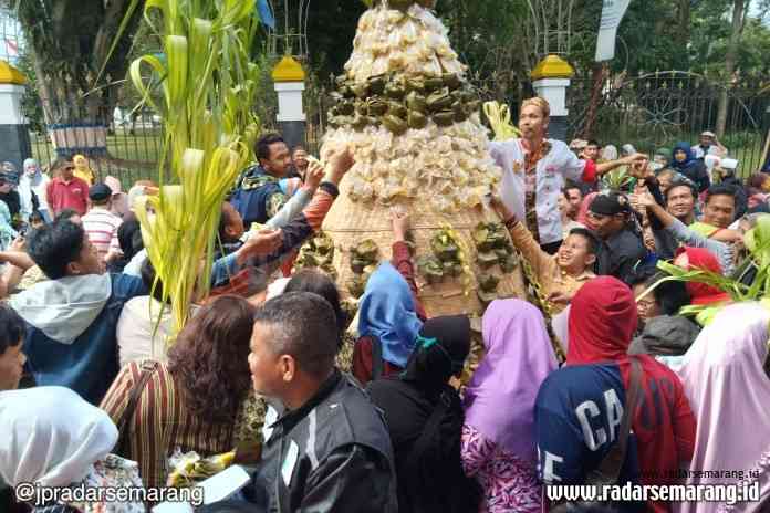 gunuungan_rsz CAGAR KULINER : Ratusan warga berebut gunungan bucu pendem yang dipajang dalam gelaran PPI dan WME di Pendopo Kabupaten, Jumat (20/9) sore.(Sigit Rahmanto/RADARSEMARANG.COM)