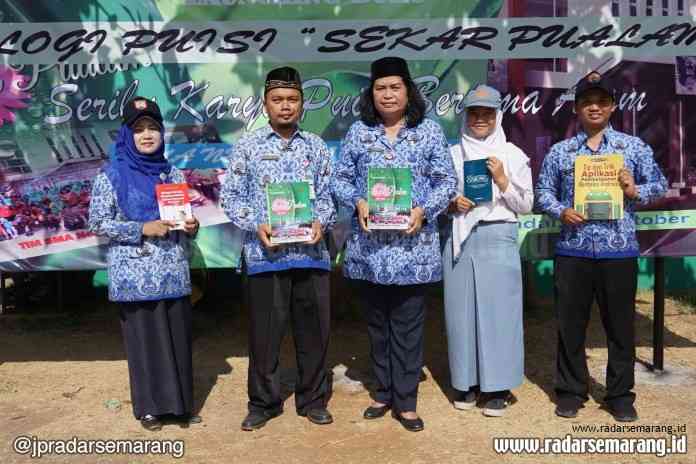 4 - KIRI PUISI_rsz LAUNCHING: Kepala SMA N 1 Kendal, Yuniasih saat melaunching buku Sekar Pualam karya seluruh siswa dan guru setempat, di halaman sekolah, kemarin. (BUDI SETYAWAN/RADARSEMARANG.COM)