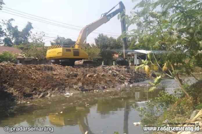 5 - BAWAH NORMALISASI ok_rsz LANGANAN BANJIR: Petuga melakukan normalisasi Sungai Kendal sebagai antisipasi masuknya musim penghujan.(ISTIMEWA)