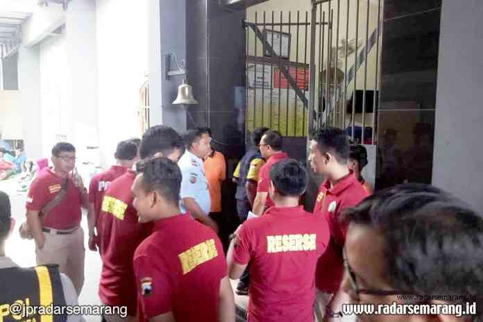 5 - BAWAH RUTAN oke_rsz RAZIA: Petugas gabungan dari Polda Jateng dan Polres Salatiga melakukan razia dan tes urine ratusan warga binaan rutan Salatiga. (ISTIMEWA)