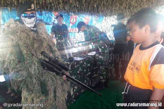 5 - FOTO A SENJATA_rsz TERPESONA: Sejumlah siswa melihat  alat persenjataan TNI yang dipamerkan disela peringatan HUT TNI di Alun-Alun kemarin. (WAHIB PRIBADI/RADARSEMARANG.COM)