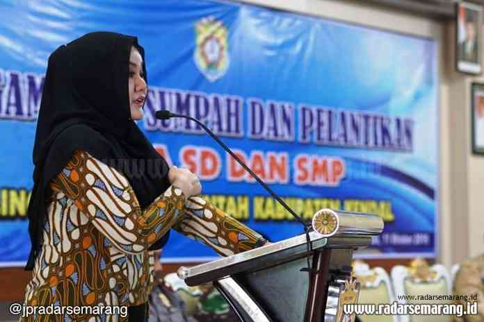 5 - FOTO B KEPALA SEKOLAH_rsz DILANTIK: Bupati Kendal, Mirna Annisa saat melantik 153 kepala SD dan SMP di Kendal, di Aula Kantor DPUPR Kendal, kemarin. (BUDI SETIYAWAN/RADARSEMARANG.COM)