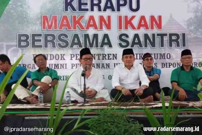 5 - KANAN IKAN_rsz SOSIALISASI: Pengasuh Ponpes Girikesumo Mranggen KH Munif Zuhri dan Ketua Kerapu Abdul Kadir Karding mensosialisasikan pentingnya makan ikan bagi santri.(WAHIB PRIBADI/RADARSEMARANG.COM)