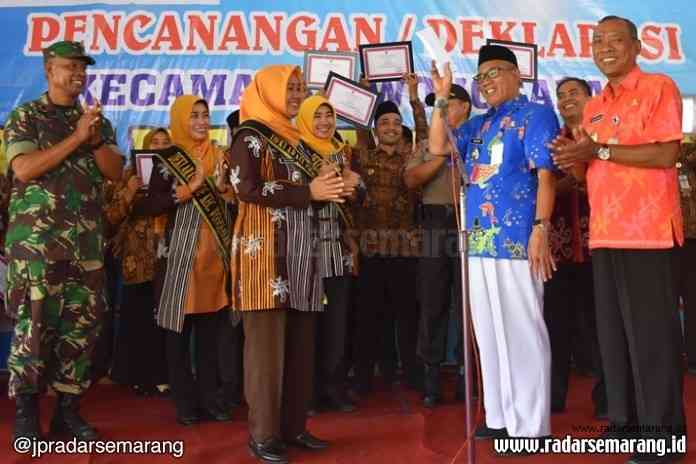 5 - KIRI SANITASI_rsz DEKLARASI: Bupati HM Natsir didampingi Wabup Joko Sutanto, dan Sekda dr Singgih Setyono bersama warga deklarasi ODF atau stop BABS di Desa Getas, Kecamatan Wonosalam. (WAHIB PRIBADI/RADARSEMARANG.COM)