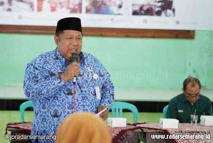 5 - KIRI SEKOLAH_rsz PELATIHAN: Kasi Pendidikan Madrasah Kemenag Kendal, Muslikhan saat memberikan arahan pada pelatihan modul II di MTs N 1 Kendal. (BUDI SETIYAWAN/RADARSEMARANG.COM)