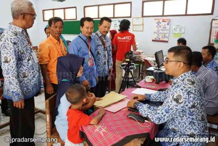 5 - OPEN KIA_rsz JEMPUT BOLA: Warga mendatangi layanan Apinduk yang digelar Kampung Keluarga Berencana (KB), Asri, Desa Nolokerto bersama Disdukcapil di SD N 2 Nolokerto, kemarin. (BUDI SETIYAWAN/RADARSEMARANG.COM)