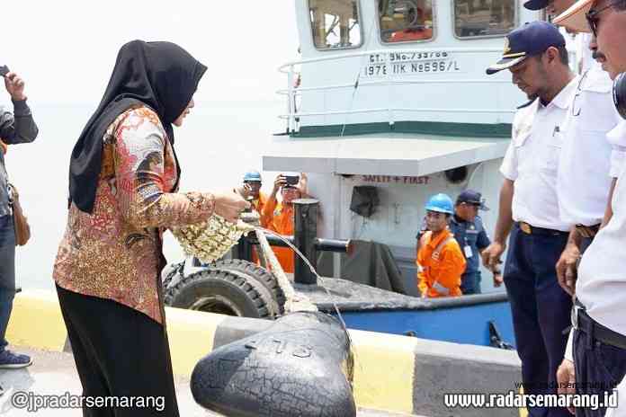 5 - OPEN PELABUHAN_rsz DIRESMIKAN: Bupati Kendal, Mirna Annisa meresmikan Pelabuhan Niaga Kendal ditandai dengan pemecahan Kendi Air, kemarin.(BUDI SETIYAWAN/RADARSEMARANG.COM)