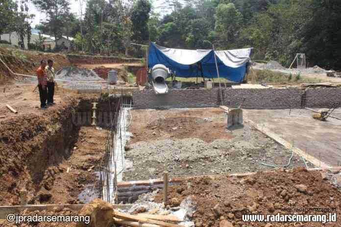 5 - kiri WISATA_rsz DIBANGUN: Kades Tambahrejo, Arifin memantau pekerjaan pembangunan kolam renang di wisata Curug Ciling, kemarin. (BUDI SETIYAWAN/RADARSEMARANG.COM)