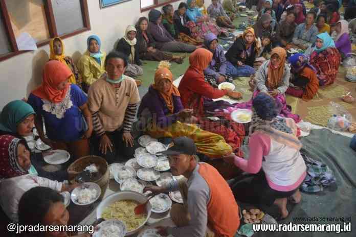 Angin ribut 1_rsz TEMPAT MENGUNGSI : Warga mengambil makanan dari dapur umum di Balai Desa Ketundan, Kecamatan Pakis, Kabupaten Magelang. Sejumlah rumah yang rusak pada bagian atapnya akibat angin ribut. (Agus Hadianto/Jawa Pos Radar Kedu)