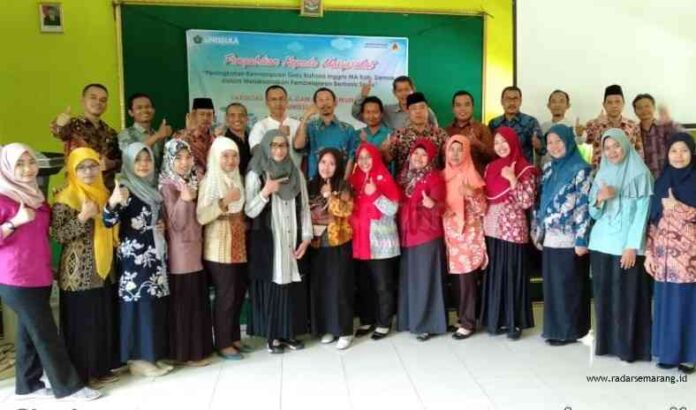 PENGABDIAN GURU : Tim dosen Prodi PBI FBIK Unissula di sela kegiatan pengabdian untuk guru mapel bahasa Inggris di tingkat Madrasah Aliyah (MA), Sabtu (26/10) lalu. (ISTIMEWA)