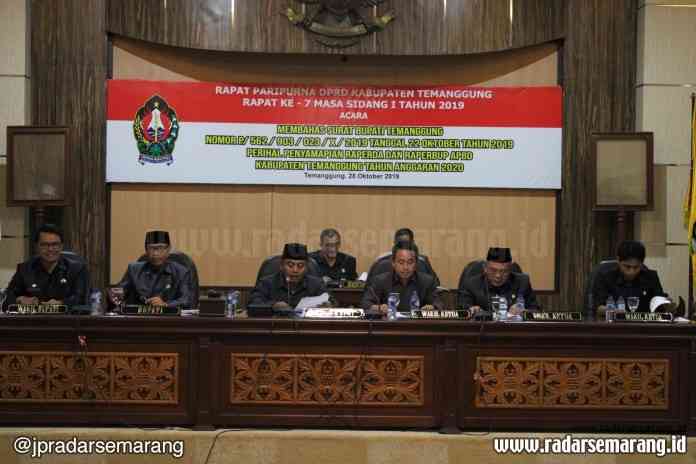 DPRD Temanggung_rsz BERI EVALUASI : Bupati Temanggung M Al Khadziq bersama seluruh pimpinan DPRD Temanggung saat rapat paripurna, Senin (28/10). (TABAH RIYADI / JAWA POS RADAR KEDU)