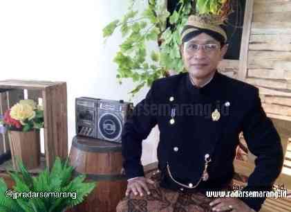 GAYENG SANGAT MAHIR : KRT Supriyono Jayeng Nagoro, pranatacara legendaris asal Semarang yang lebih memilih menghafalkan di luar kepala seluruh prosesi acara.(DEWI AKMALAH/RADARSEMARANG.COM)